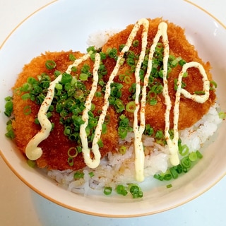 ソース/マヨで　コロッケ丼